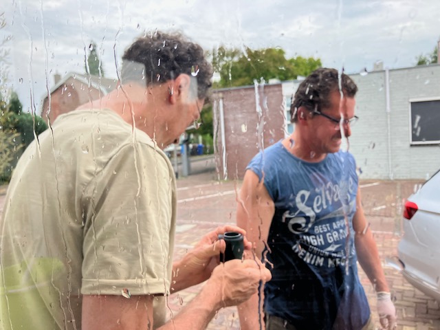 O shit hoe zit het met de waterslang. Marcel is al goed nat!